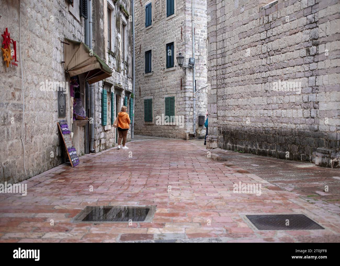Montenegro, Apr 2023: Vista di una tipica strada piastrellata della città vecchia di Cattaro Foto Stock