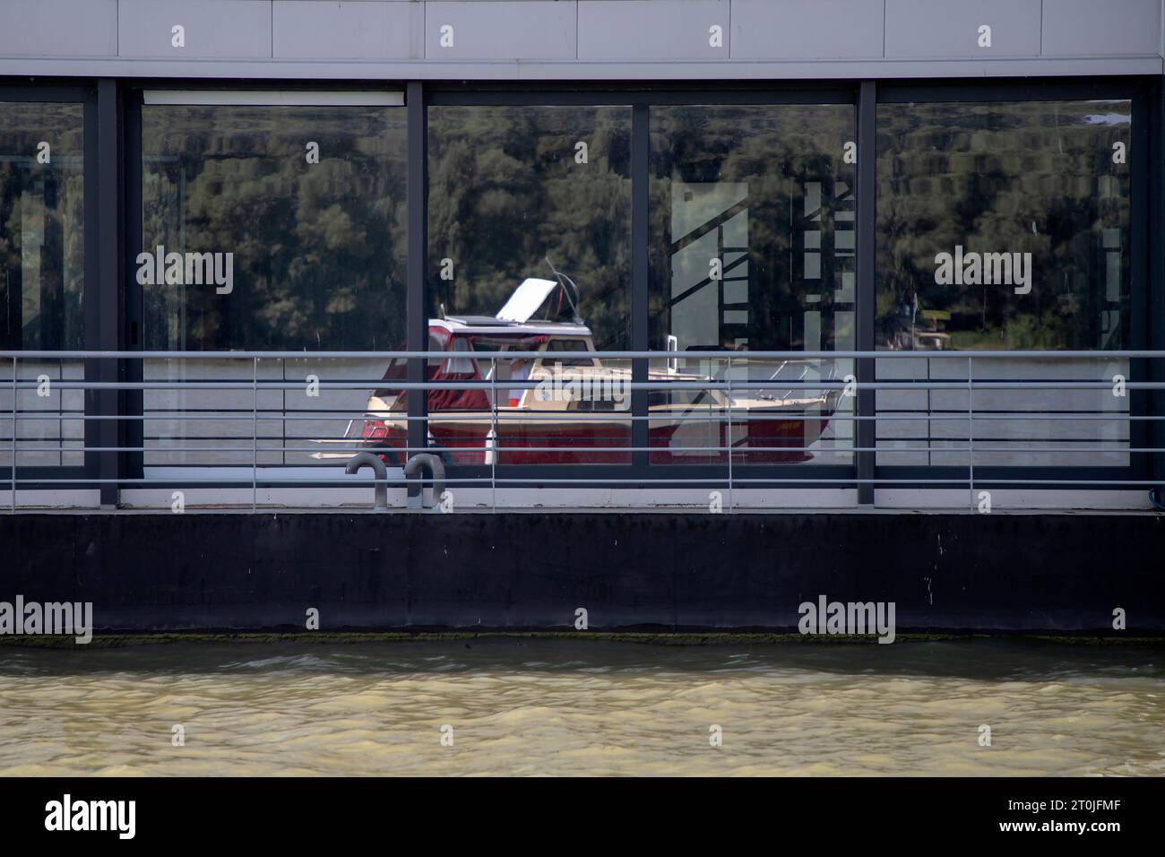 Riflesso di un motoscafo ancorato su un edificio galleggiante sul Danubio a Zemun, Serbia Foto Stock