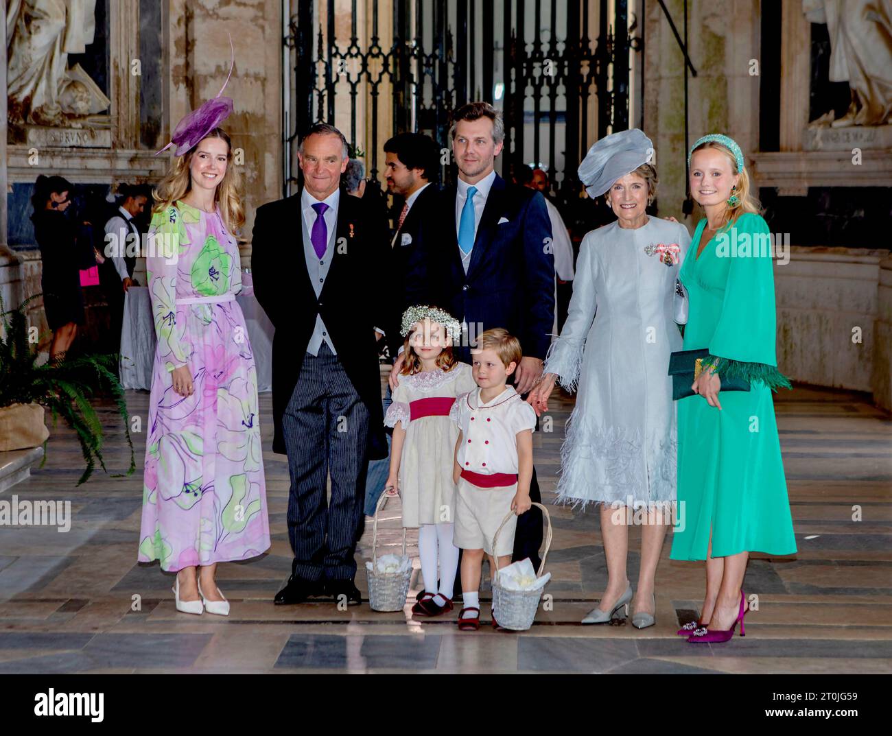 Mafra, Portogallo. 7 ottobre 2023. Michel, principe di Ligne e principessa Eleonora di Orleans-Braganza arrivano al Basílica Palacio de Mafra, il 7 ottobre 2023, per assistere al matrimonio della principessa Maria Francisca de Braganza e Duarte de Sousa Araujo Martins credito: Albert Nieboer/Netherlands OUT/Point de Vue OUT/dpa/Alamy Live News Foto Stock