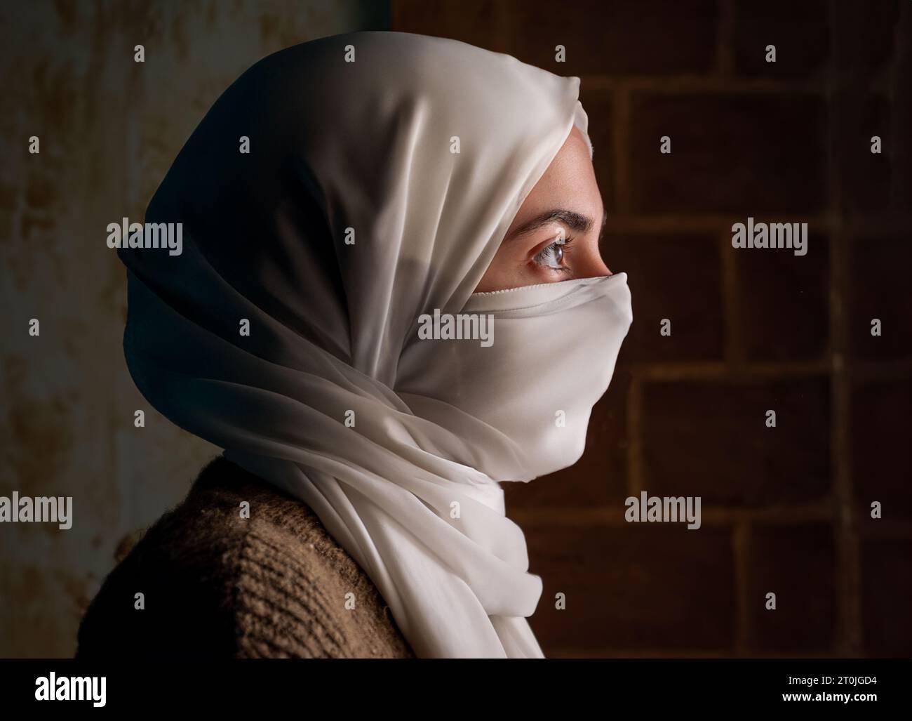 Donna musulmana che indossa una maschera e prega allah per proteggerla dalle malattie Foto Stock