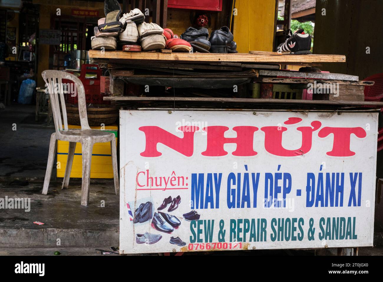 Hoi An, Vietnam. Officina di riparazione scarpe. Foto Stock