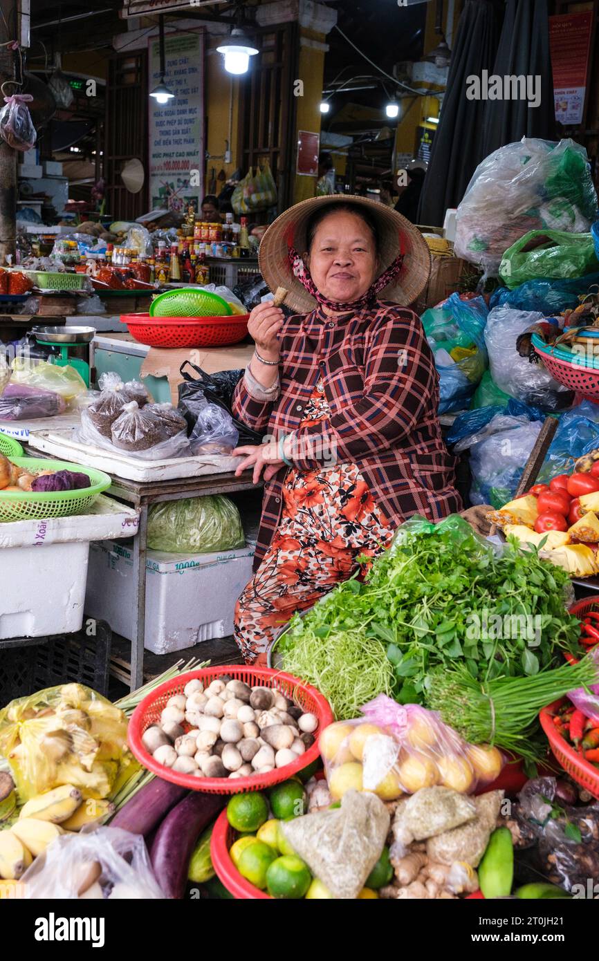 Hoi An, Vietnam. Venditore di verdure sul mercato. Foto Stock