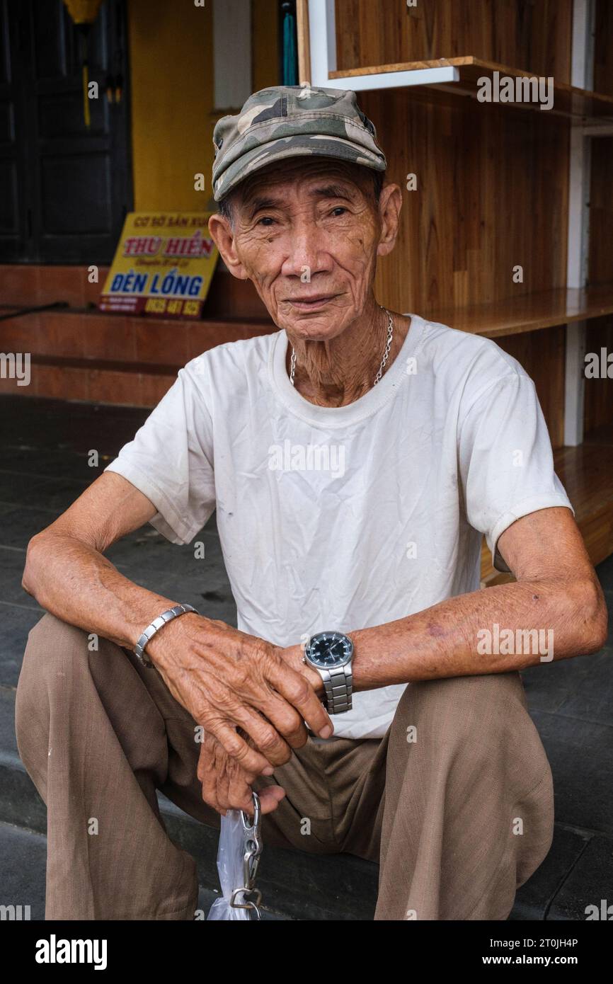 Hoi An, Vietnam. L'uomo anziano al mercato. Foto Stock