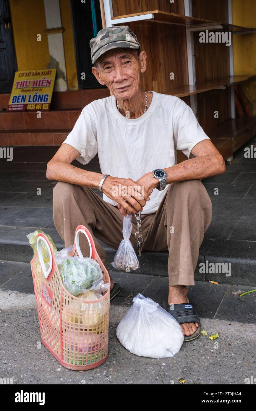 Hoi An, Vietnam. L'uomo anziano al mercato. Foto Stock