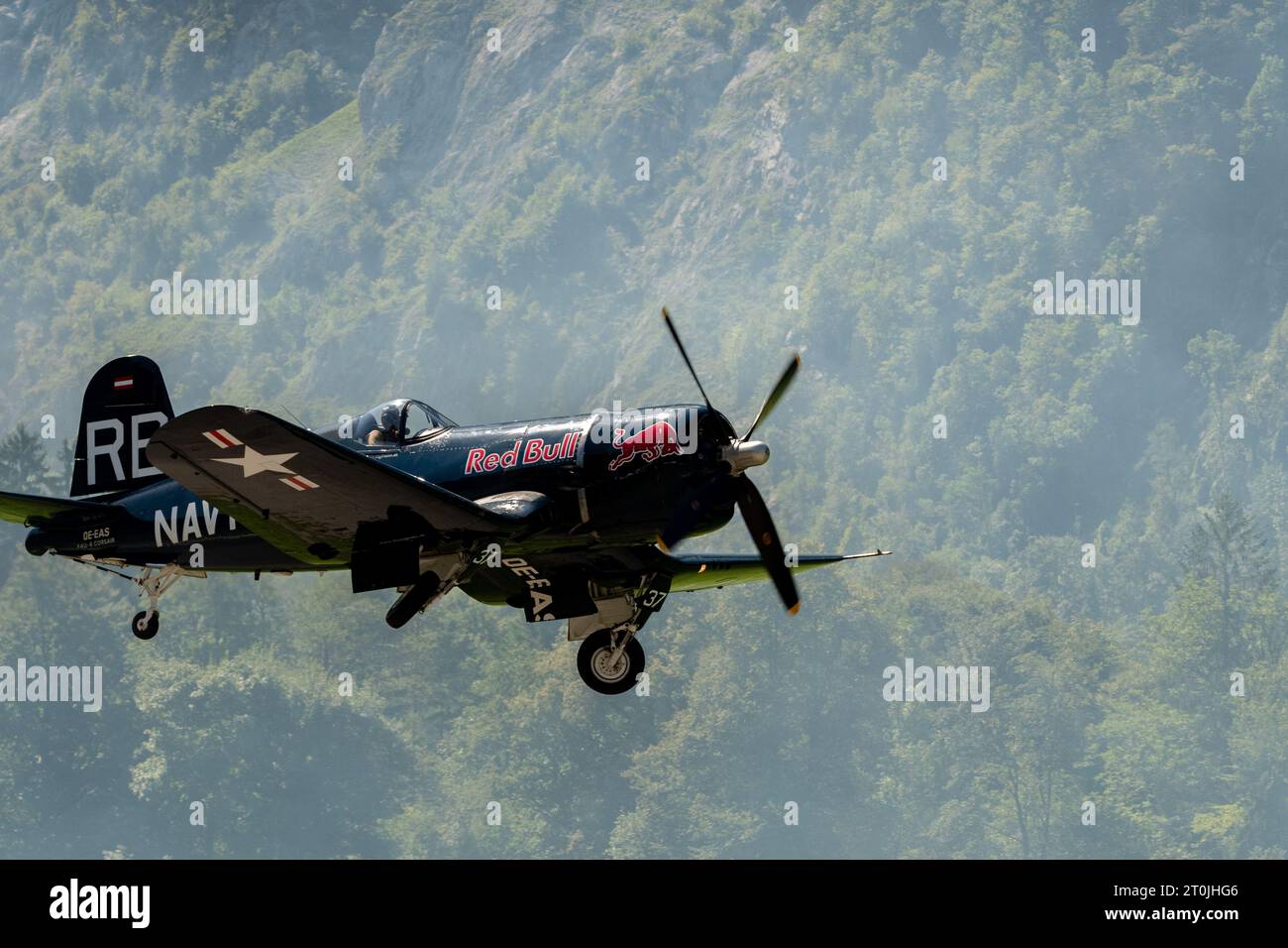 Mollis, Svizzera, 18 agosto 2023 OE-EAS Chance Vought F4U-4 Corsair velivolo storico decolla dalla pista 01 durante uno spettacolo aereo Foto Stock