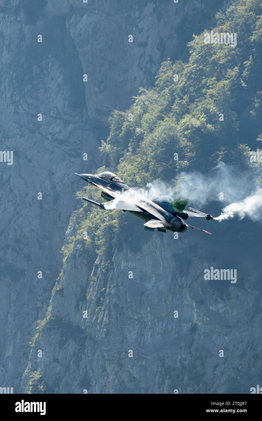 Mollis, Svizzera, 18 agosto 2023 il caccia Lockheed Martin F-16AM Falcon si esibisce durante un'esibizione aerea Foto Stock