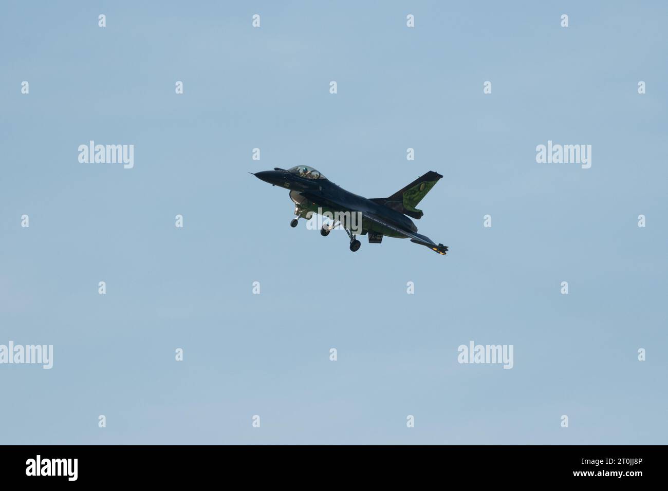 Mollis, Svizzera, 18 agosto 2023 il caccia Lockheed Martin F-16AM Falcon si esibisce durante un'esibizione aerea Foto Stock