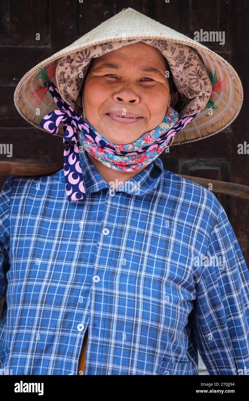 Hoi An, Vietnam. Donna vietnamita sorridente al mercato. Foto Stock