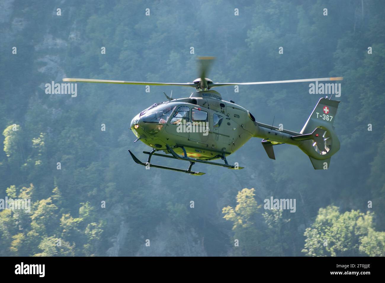 Mollis, Svizzera, 18 agosto 2023 T-367 elicottero militare svizzero Eurocopter EC-635 P2+ durante uno spettacolo aereo Foto Stock