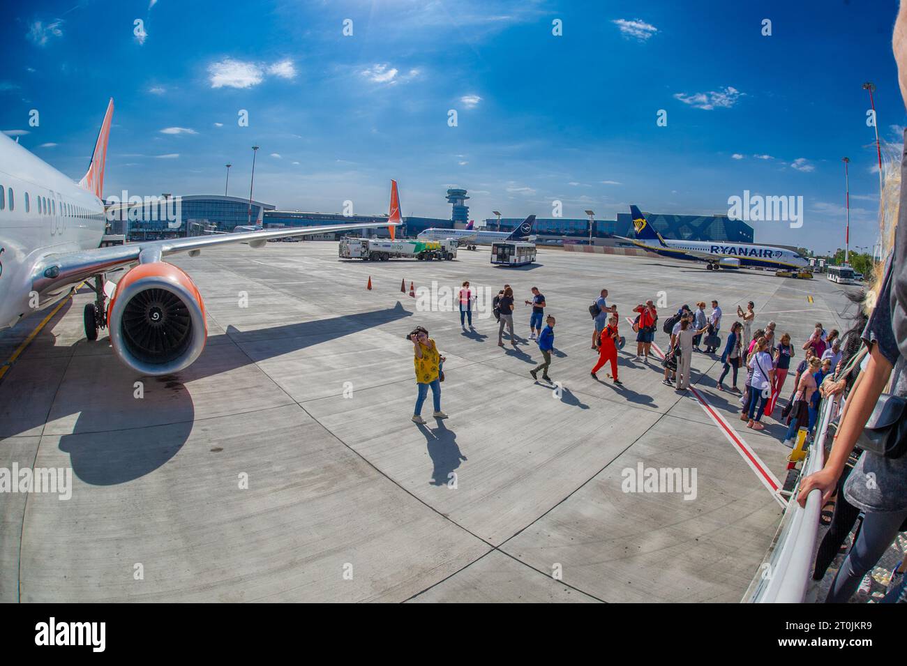 3 ottobre 2023 Bucarest-Romania-Ucraina compagnia aerea low-cost Sky Up è sulla pista dell'aeroporto internazionale Henri Coanda di Bucarest. Passeggeri Foto Stock