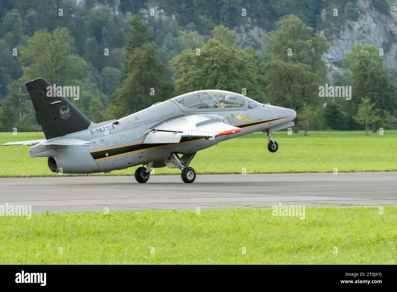 Mollis, Svizzera, 18 agosto 2023 gli aerei i-MJET SIAI 211 atterrano sulla pista 01 Foto Stock