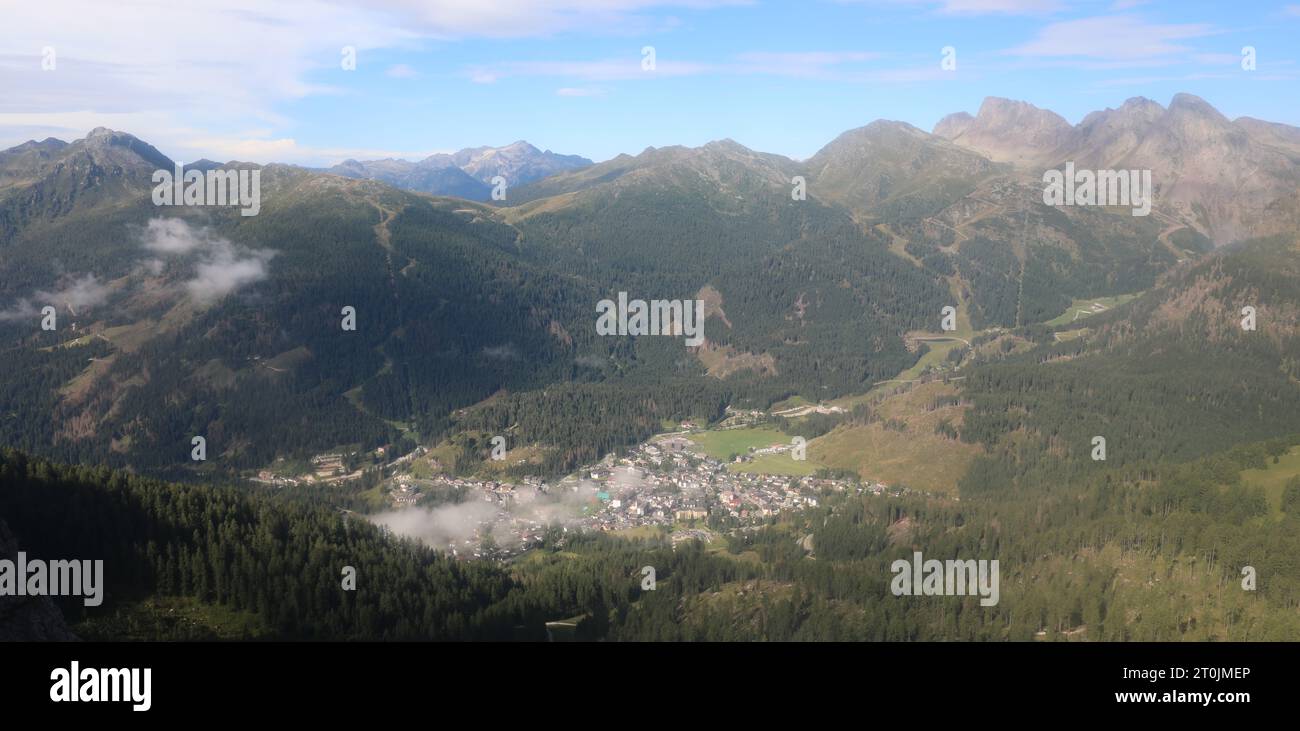 Vista aerea del paese di montagna SAN MARTINO DI CASTROZZA, nota località turistica del nord Italia Foto Stock