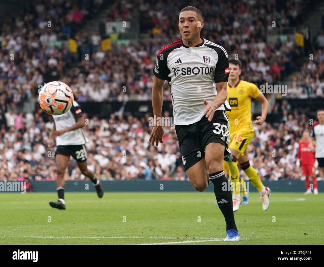 LONDRA, INGHILTERRA - 7 OTTOBRE: Carlos Vinícius del Fulham durante la partita di Premier League tra Fulham e Sheffield United al Craven Cottage il 7 ottobre 2023 a Londra. (Foto di Dylan Hepworth/MB Media) Foto Stock