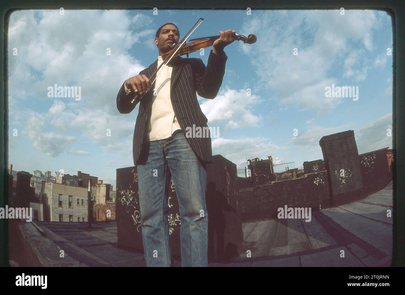 Ritratto del violinista free jazz Billy Bang sul tetto di una casa di appartamenti nell'East Village, Manhattan, New York City. 1983. Foto Stock