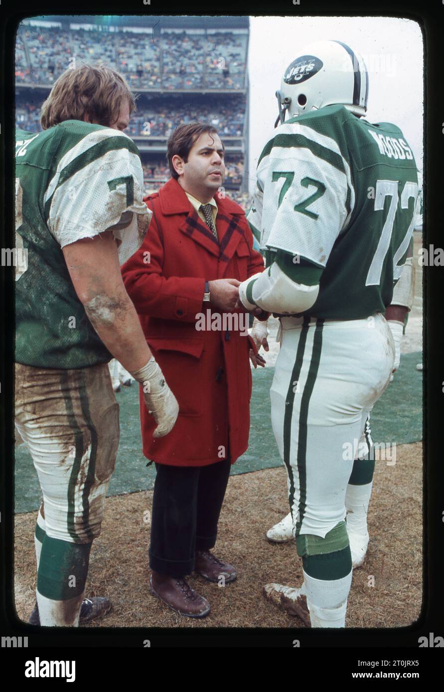New York Jets ortopedico e medico di squadra Dr. Robert Grossman controlla la salute di un giocatore. Ai margini di una partita di football del 1976 allo Shea Stadium di New York. Grossman faceva parte dello staff dell'Institute of Sports Medicine and Athletic Trauma. Foto Stock