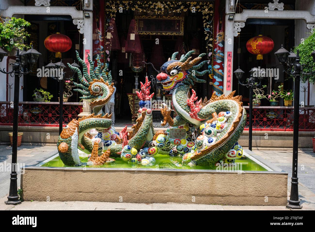 Hoi An, Vietnam. Sala delle assemblee cantonesi, Quang Trieu, Dragon in Courtyard. Foto Stock