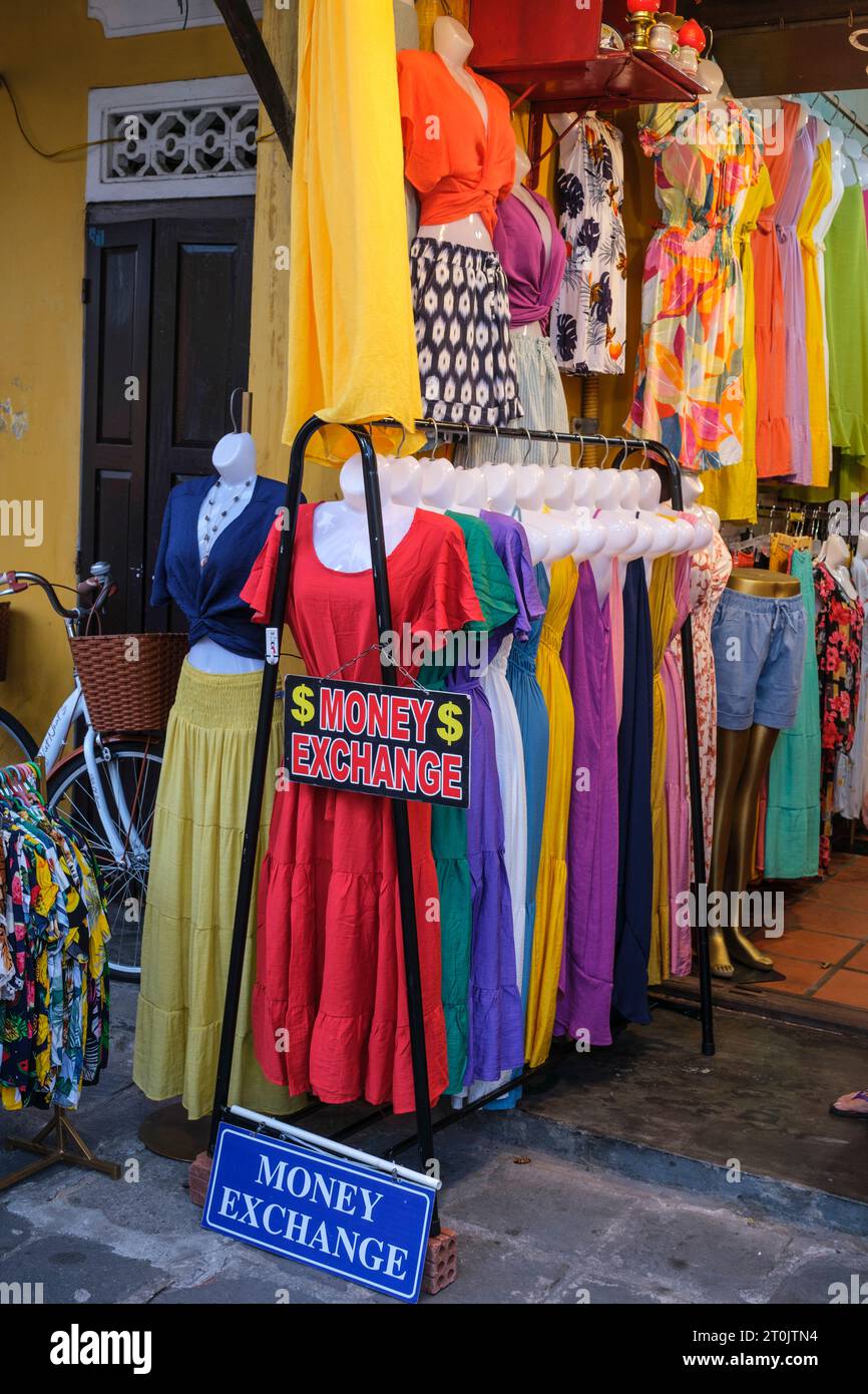 Hoi An, Vietnam. Negozio di abbigliamento che offre servizi di cambio valuta. Foto Stock