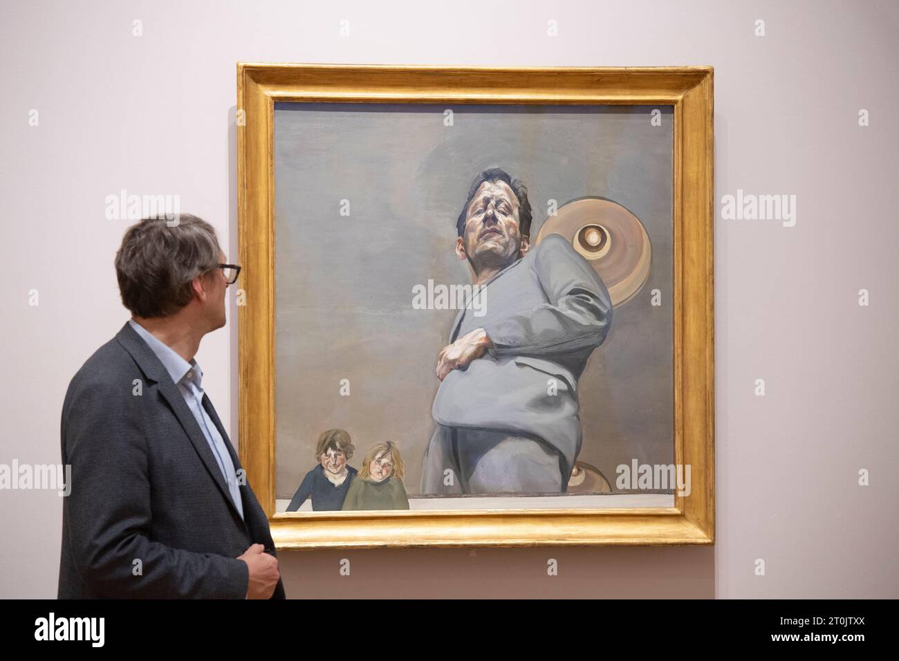 Un membro dello staff della galleria che guarda il dipinto di Lucian Freud, "Reflection with Two Children (Self-portrait)", 1965, in mostra alla stampa ope Foto Stock