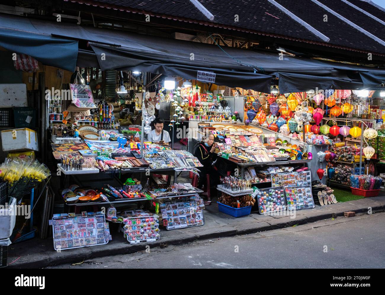 Hoi An, Vietnam. Venditori di souvenir al mercato notturno. Foto Stock