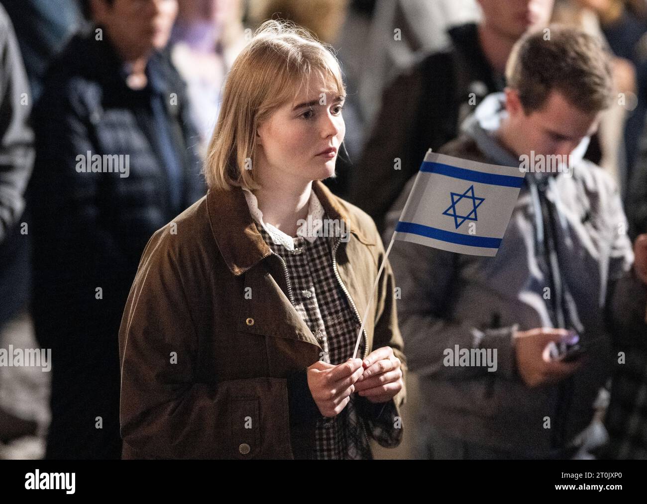 7 ottobre 2023, Assia, Francoforte sul meno: Diverse centinaia di persone partecipano a una manifestazione di solidarietà pro-Israele a Römerberg a Francoforte. Foto: Boris Roessler/dpa Foto Stock