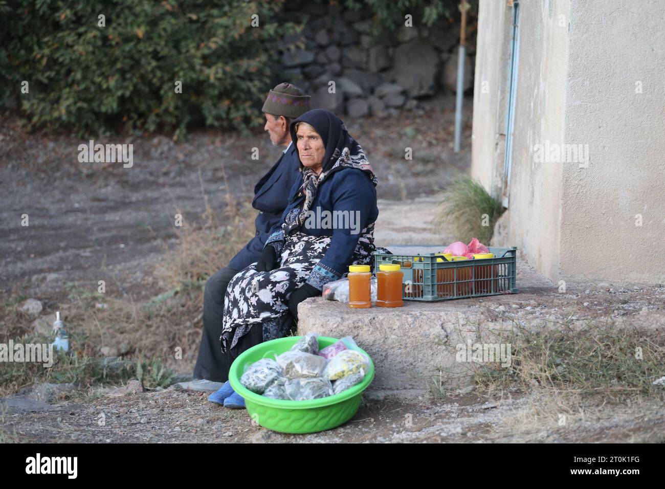 Hir, Ardabil, Iran. 5 ottobre 2023. Una coppia anziana attende i clienti mentre vendono miele nell'area ricreativa di Hir vicino alla città di Ardabil, in Iran. Ardebil, situata nel nord-ovest dell'Iran, è nota per la sua fiorente industria di produzione del miele. Il clima favorevole della regione, la flora variegata e i vasti prati contribuiscono alla produzione di miele di alta qualità. Gli apicoltori locali si concentrano principalmente sulla raccolta di miele da fiori selvatici, erbe e fiori di alberi da frutto, con un'ampia varietà di sapori e aromi di miele. Il miele di Ardebil è apprezzato per la sua purezza, ricchezza e gusto unico. Traditi dell'apicoltura Foto Stock