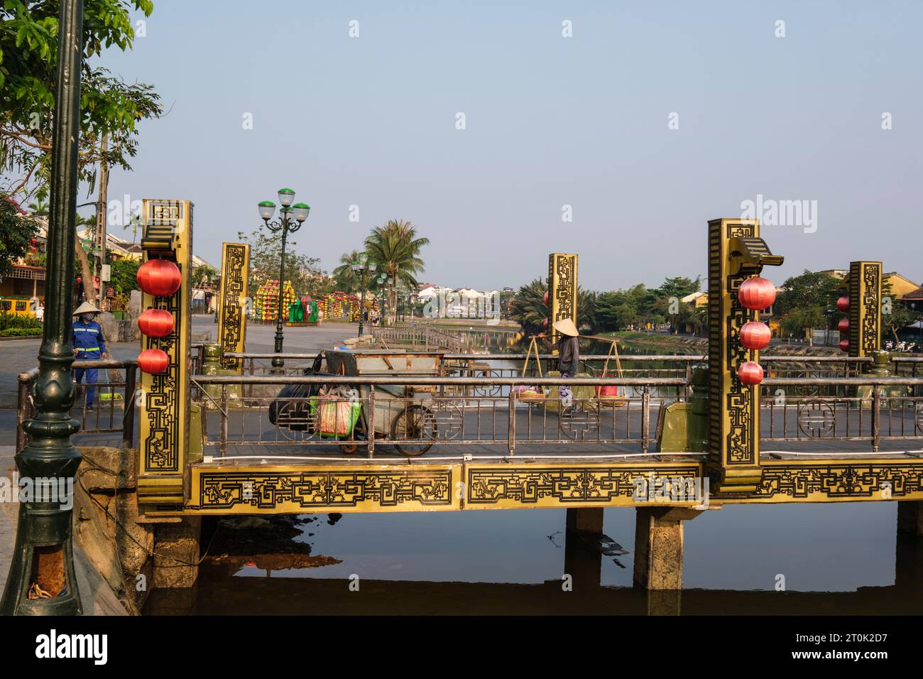 Hoi An, Vietnam. Ponte pedonale sul fiume Thu Bon, mattina presto. Foto Stock