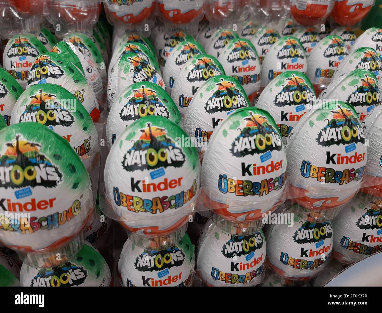 Kinder Überraschungseier im Supermarktregal Hamburg Hamburg Deutschland *** i bambini sorprendono uova sullo scaffale del supermercato Amburgo Germania Copyright: XLobeca/RHx Credit: Imago/Alamy Live News Foto Stock