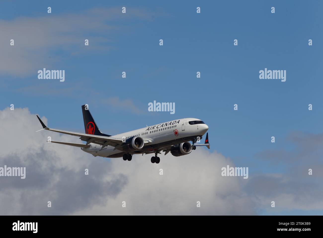 Air Canada flight arriving  at  the Montréal-Pierre Elliott Trudeau International Airport. Montreal,Quebec,Canada Foto Stock