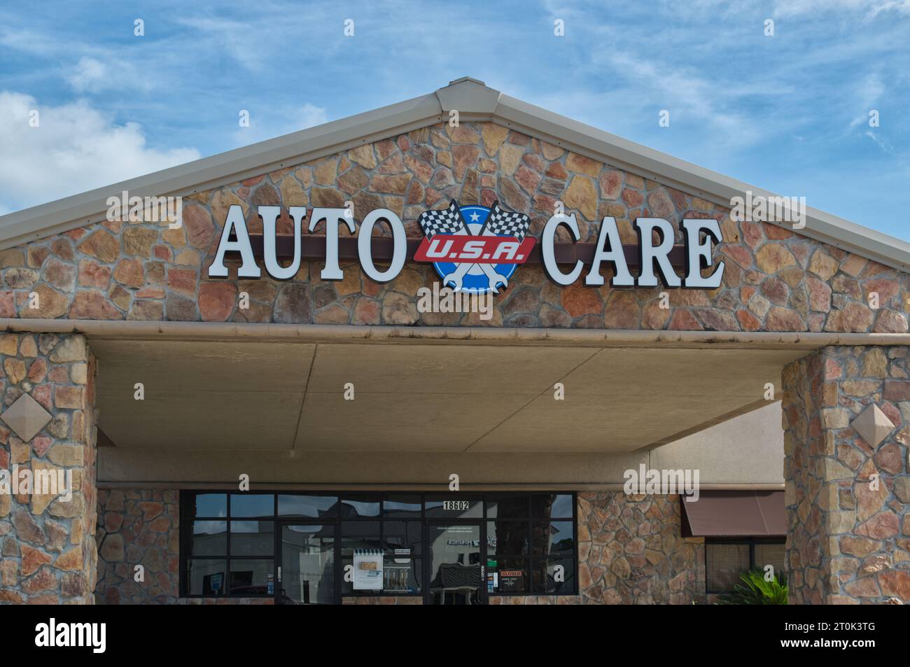 Houston, Texas USA 09-24-2023: Facciata del negozio Auto Care USA di Houston, Texas. Officina di riparazione automobilistica locale. Foto Stock