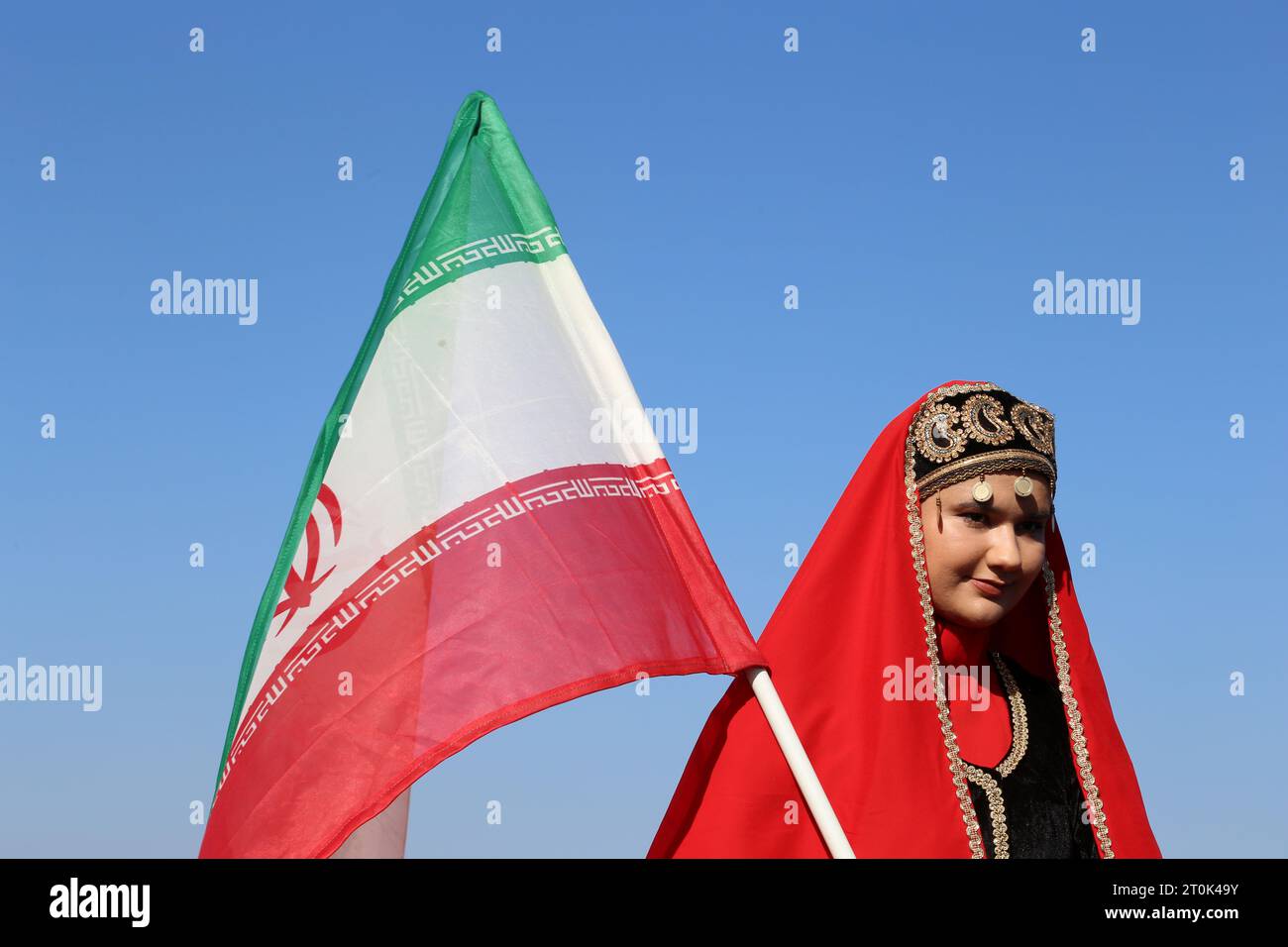 Meshginshahr, Ardabil, Iran. 6 ottobre 2023. Una giovane donna nomade iraniana Shahsevan detiene una bandiera iraniana mentre è seduta sul suo cavallo sulle storiche terre nomadi di Shahar Yeri ad Ardabil. (Immagine di credito: © Rouzbeh Fouladi/ZUMA Press Wire) SOLO USO EDITORIALE! Non per USO commerciale! Foto Stock