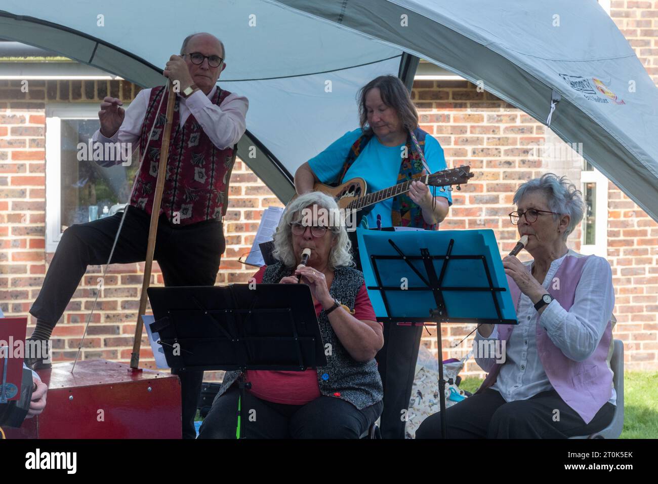 Four Marks Folk Band che intrattiene le persone ad un evento dell'Hampshire, Inghilterra, Regno Unito. Esibizione di musica dal vivo all'aperto, musicisti che suonano registratori, chitarra Foto Stock