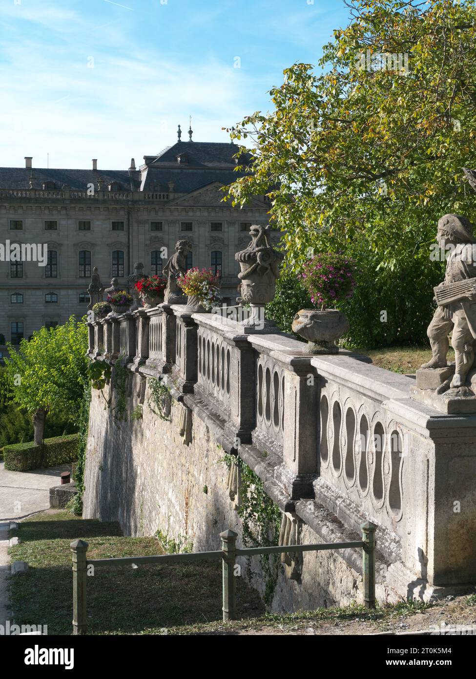 Balaustra barocca con statue di arenaria nel giardino della corte di fronte alla facciata della Residenza Würzburg Foto Stock