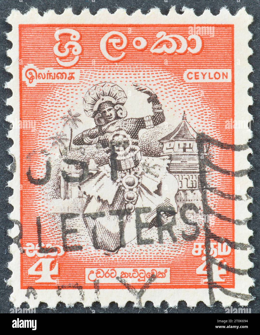 Francobollo cancellato stampato da Ceylon, che mostra Dancer from Kandy, circa 1958. Foto Stock