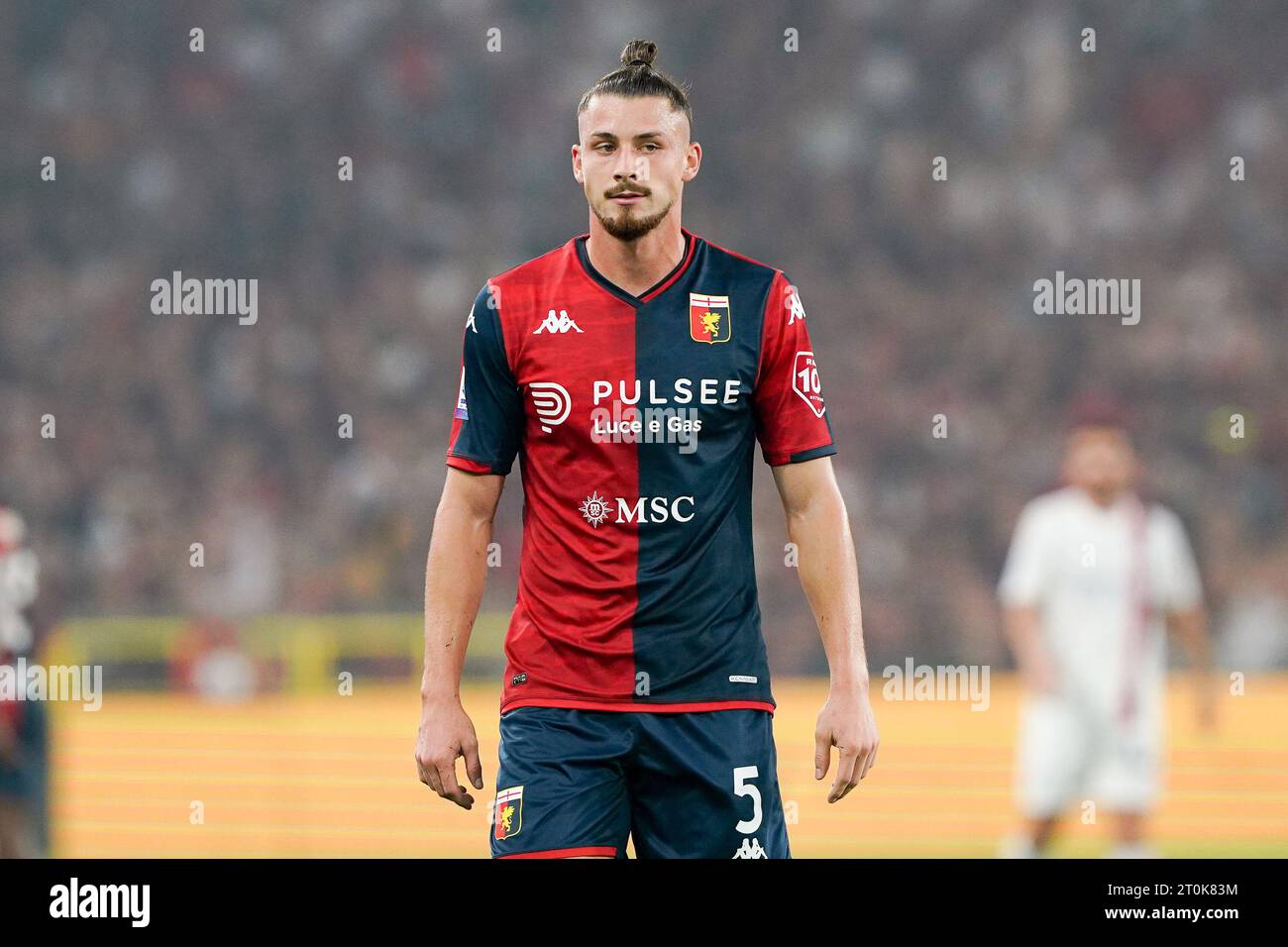 Genova, Italia. 7 ottobre 2023. Radu Dragusin del Genoa CFC guarda in scena durante la partita di serie A Tim tra Genoa CFC e AC Milan allo Stadio Luigi Ferrari il 7 ottobre 2023 a Genova, Italia. Crediti: Giuseppe Maffia/Alamy Live News Foto Stock