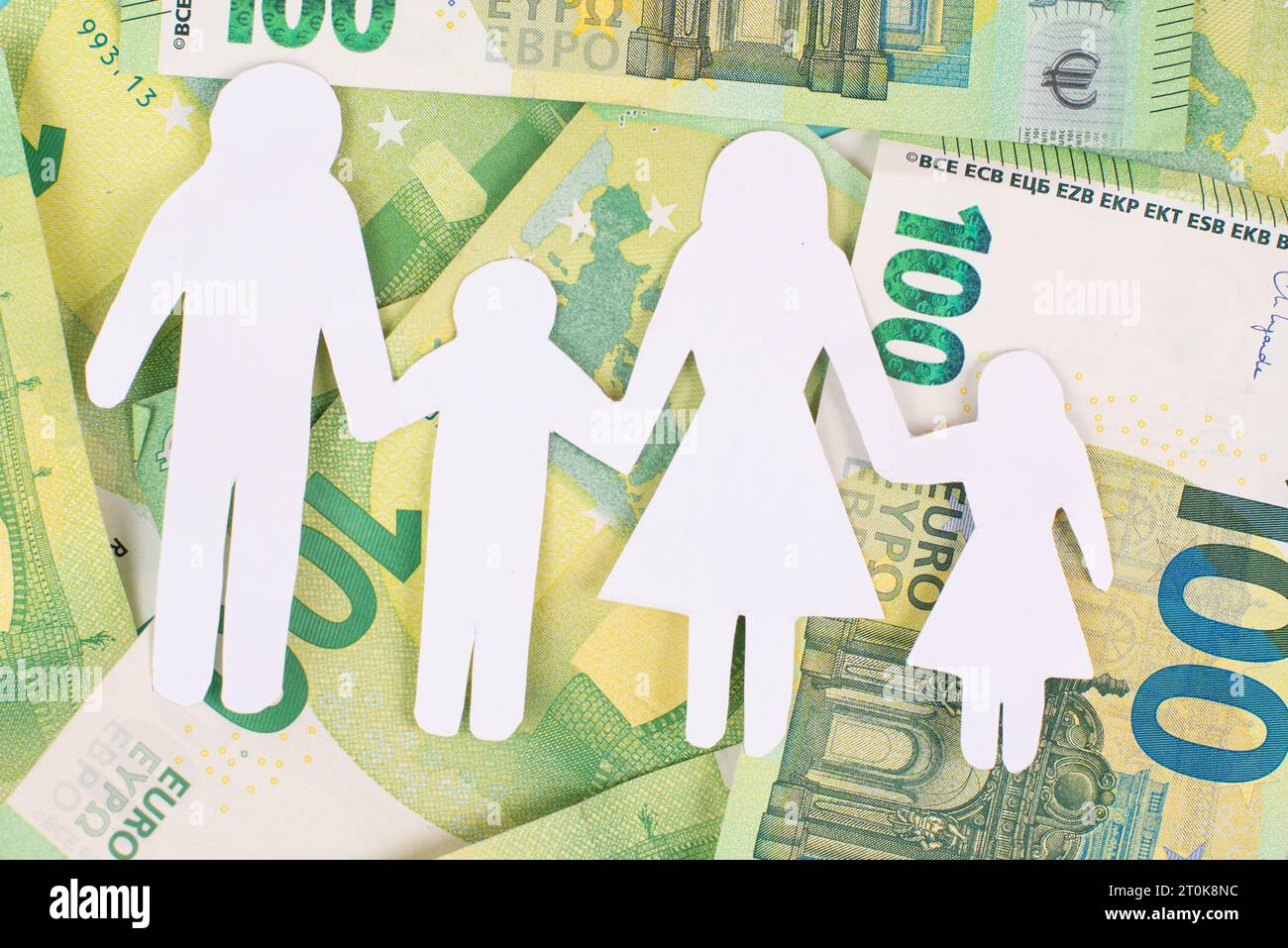 Prestazioni di base per bambini, famiglia e denaro, banconote in euro, nuovo regolamento contro la povertà in Germania, questione sociale Foto Stock