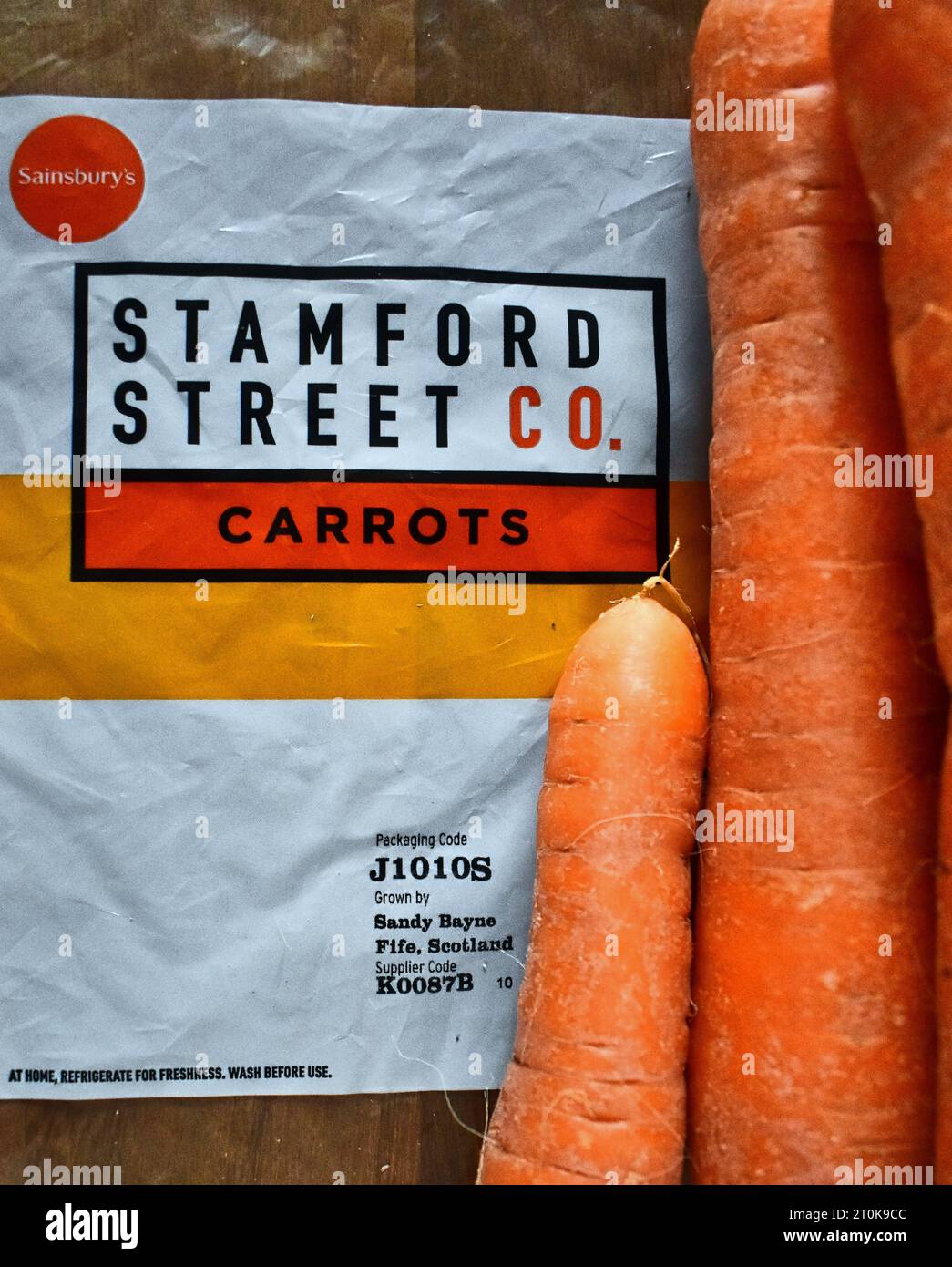 Il supermercato di Sainsbury ha spostato i suoi marchi di valore, tra cui prodotti freschi come le carote, in una nuova etichetta: Stamford Street Co.. Foto Stock