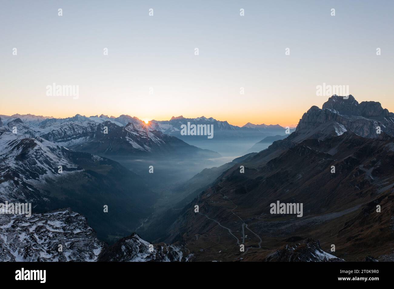 Vista aerea con drone sul passo più spettacolare delle Alpi svizzere - passo Maloja a Grison, Svizzera. Foto Stock