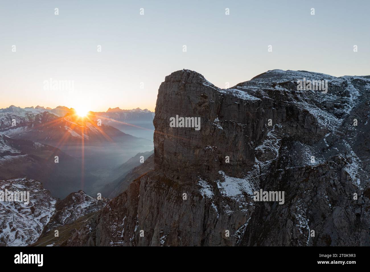 Vista aerea con drone sul passo più spettacolare delle Alpi svizzere - passo Maloja a Grison, Svizzera. Foto Stock