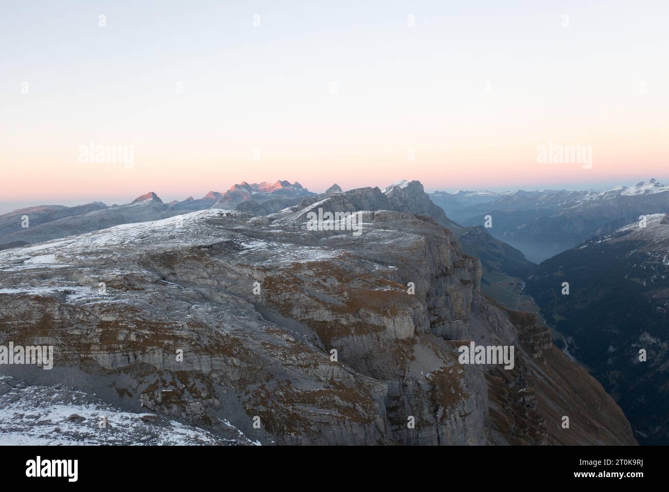 Vista aerea con drone sul passo più spettacolare delle Alpi svizzere - passo Maloja a Grison, Svizzera. Foto Stock