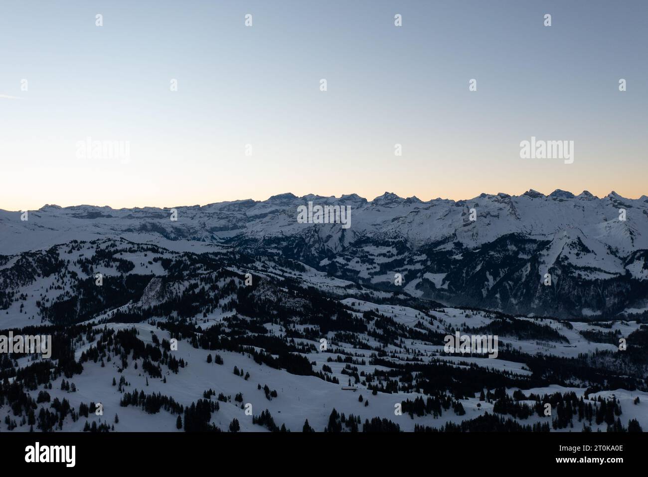 La vista aerea delle Alpi è il sistema montuoso più alto e esteso che si trova interamente in Europa e si estende per circa 4k di foto Foto Stock