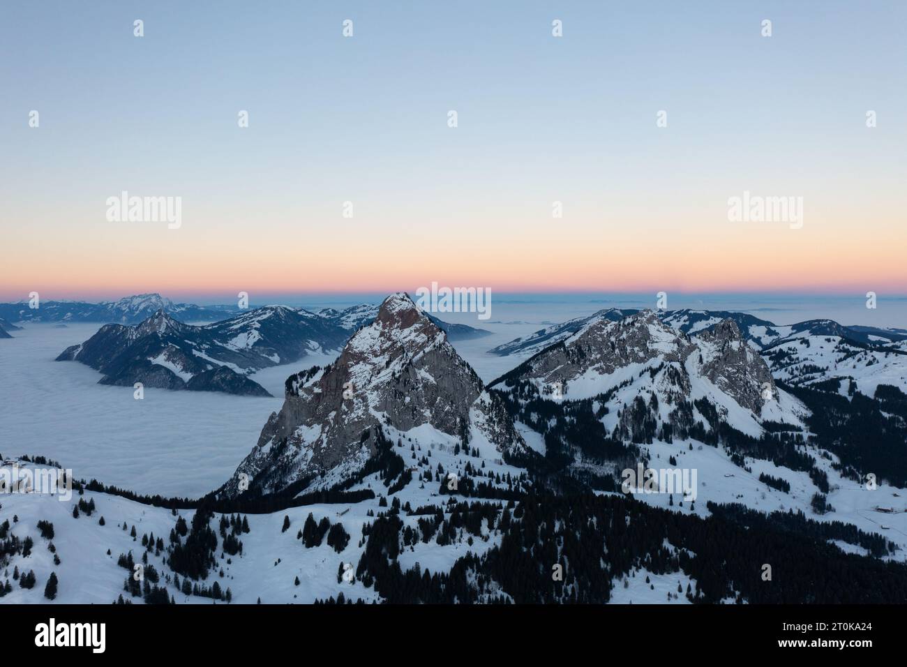 Splendido tramonto sul mare di nebbia sul monte Rigi. Foto Stock