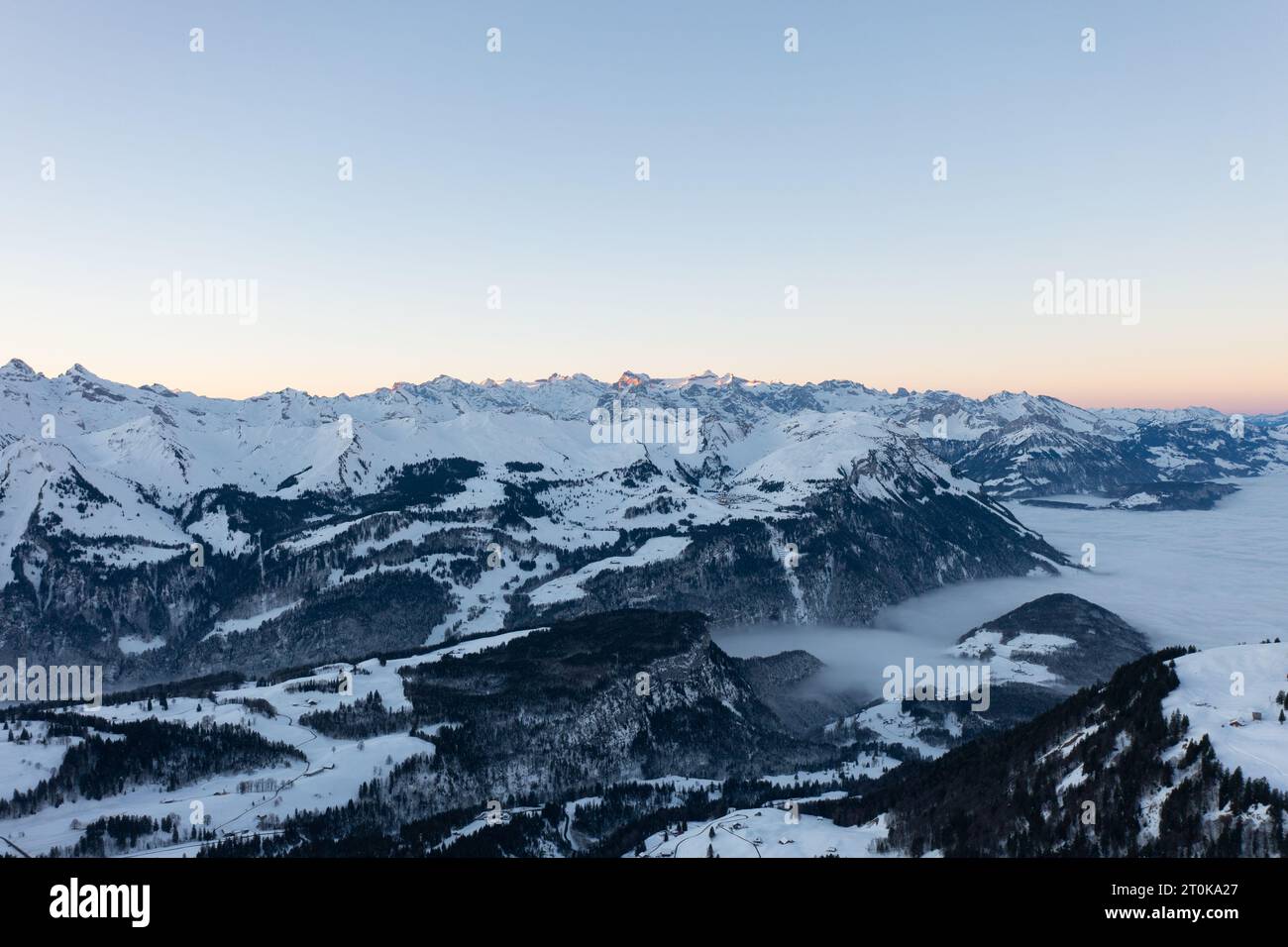 Incredibile alba con cielo rosso e un bellissimo paesaggio nella meravigliosa regione della Svizzera chiamata Mythenregion. Bella montagna chiamata Mythen An Foto Stock