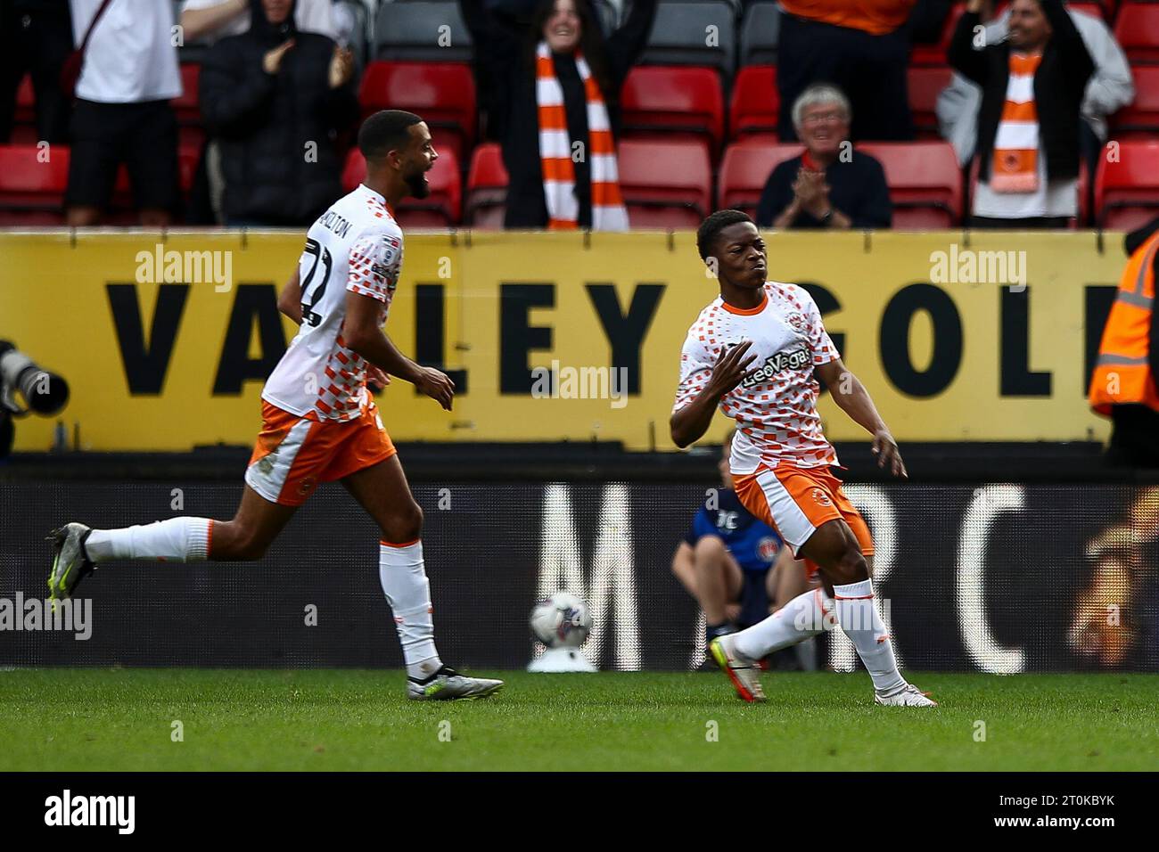 Karamoko Dembele di Blackpool celebra il suo gol durante la partita di Sky Bet League 1 tra Charlton Athletic e Blackpool al Valley di Londra sabato 7 ottobre 2023. (Foto: Tom West | mi News) crediti: MI News & Sport /Alamy Live News Foto Stock