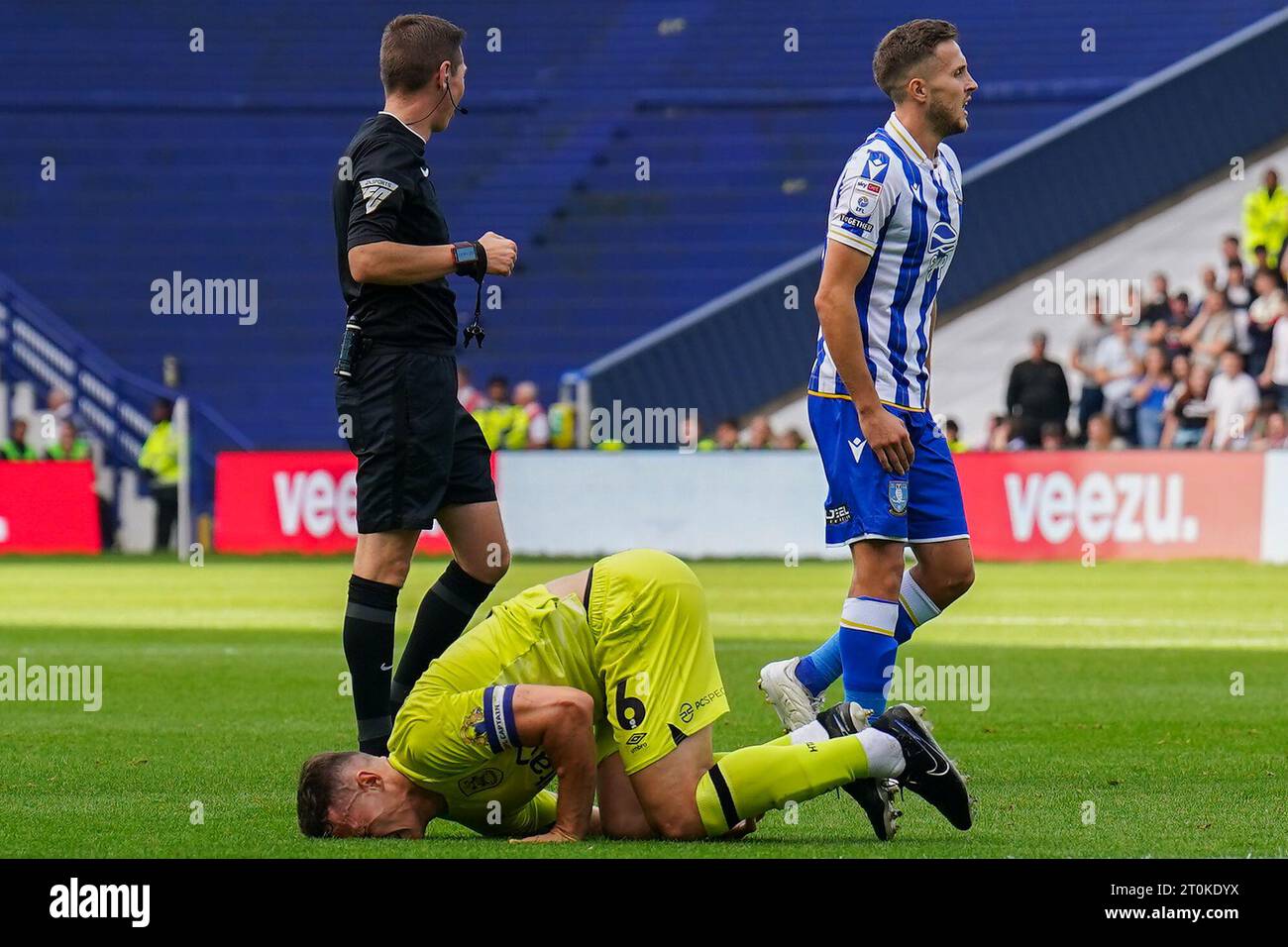 Sheffield, Regno Unito. 7 ottobre 2023. Il centrocampista di Huddersfield Town Jonathan Hogg (6) si infortunò durante la partita Sheffield Wednesday FC contro Huddersfield Town FC Skybet EFL Championship all'Hillsborough Stadium, Sheffield, Regno Unito il 7 ottobre 2023 Credit: Every Second Media/Alamy Live News Foto Stock