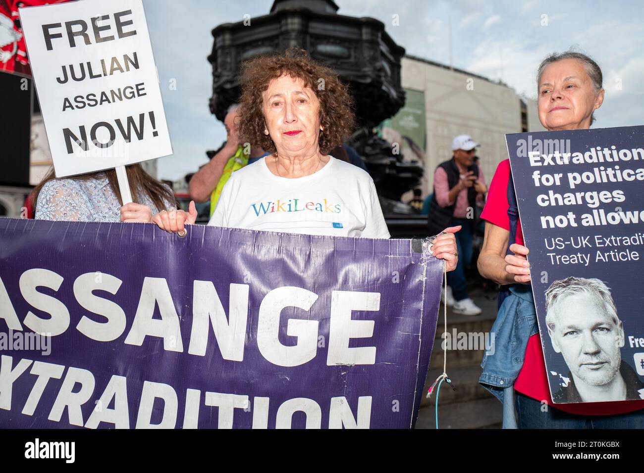 Londra, Regno Unito. 8 ottobre 2023. Un piccolo gruppo di manifestanti chiedeva di liberare Julian Assange dalla prigione di Belmarsh a Londra, dove è stato confinato dall'aprile 2019 dopo essere stato riconosciuto colpevole di violazione del Bail Act. Assange sta combattendo l'estradizione dal Regno Unito agli Stati Uniti, dove è ricercato con accuse penali per il rilascio di registri militari riservati e di cavi diplomatici nel 2010. I suoi sostenitori e avvocati per le libertà civili vogliono che venga rilasciato e dicono che perseguirlo è un attacco alla libertà dei media. (Immagine di credito: © Velar Grant/ZUMA Press Wire) EDITORIALE Foto Stock