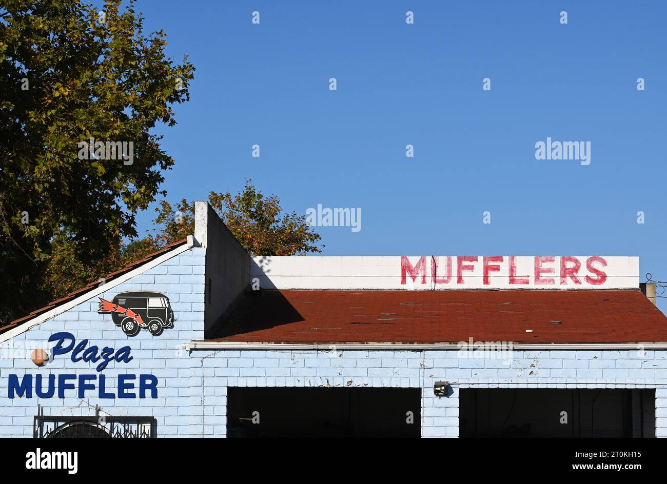 SANTA ANA, CALIFORNIA - 4 ottobre 2023: Il garage Plaza Muffler sulla 1st Street. Foto Stock