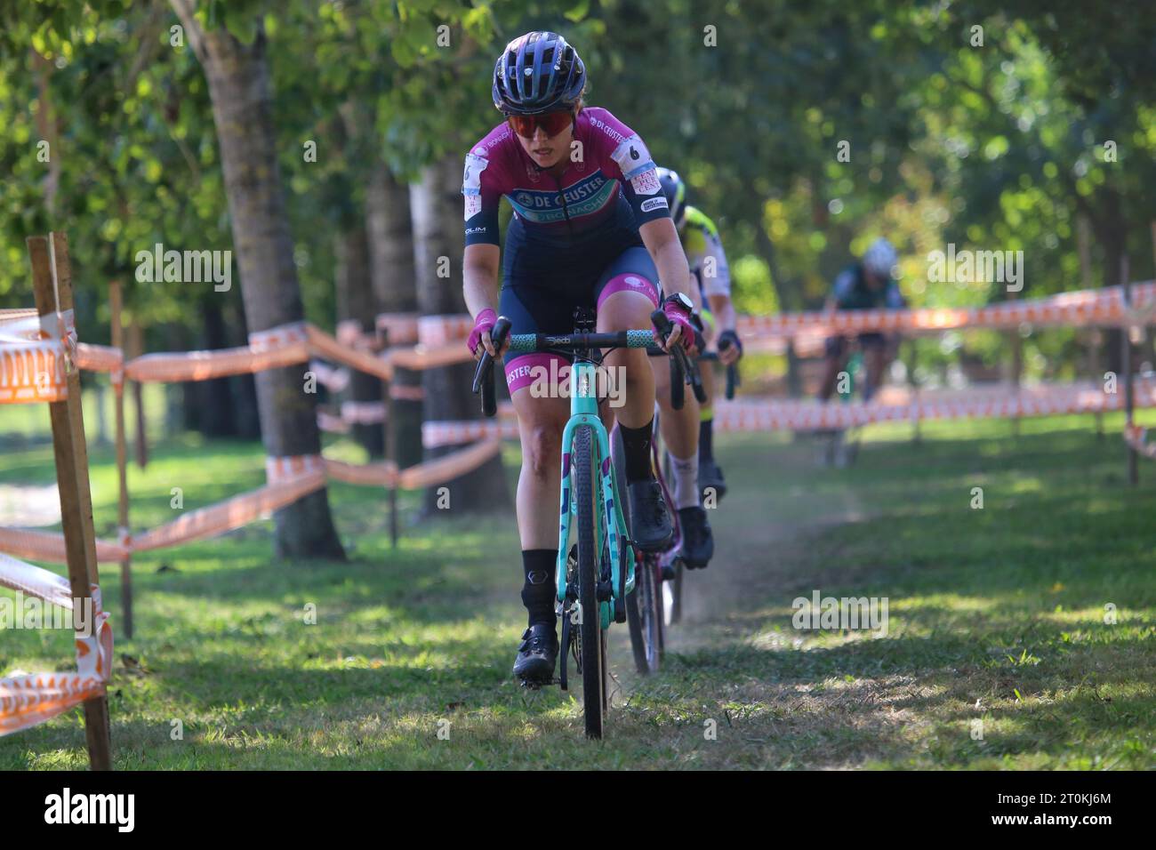 Pontevedra, Galizia, Spagna. 7 ottobre 2023. Pontevedra, Spagna, 7 ottobre 2023: La ciclista de Ceuster-Bonache Suzanne Verhoeven (6) guida un gruppo durante il test d'élite femminile del Gran Premio Cidade de Pontevedra 2023, il 7 ottobre 2023, a Pontevedra, Spagna. (Immagine di credito: © Alberto Brevers/Pacific Press via ZUMA Press Wire) SOLO USO EDITORIALE! Non per USO commerciale! Foto Stock