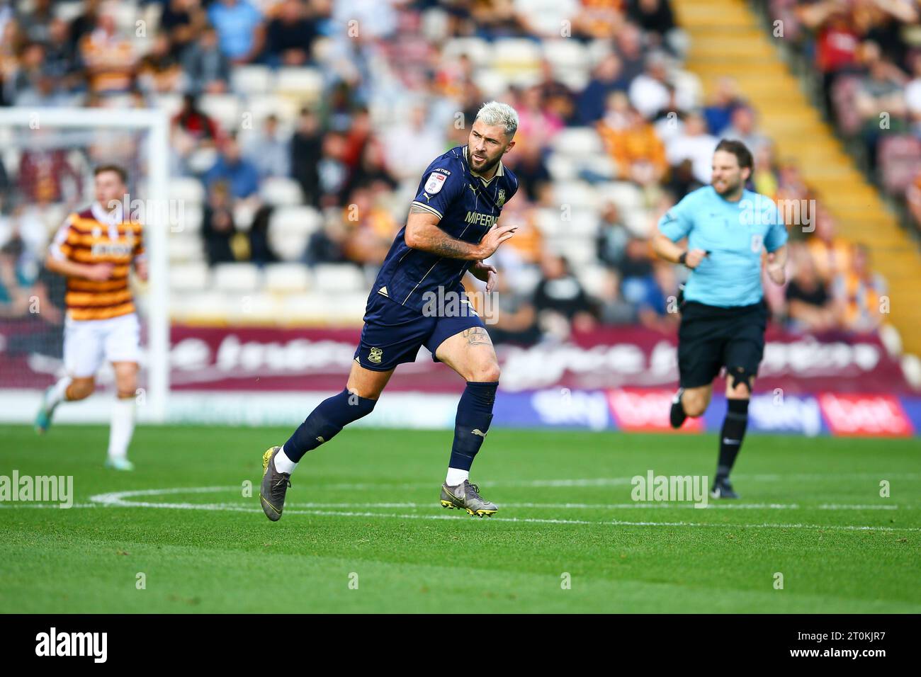 University of Bradford Stadium, Bradford, Inghilterra - 7 ottobre 2023 Charlie Austin (32) di Swindon Town - durante la partita Bradford City contro Swindon Town, Sky Bet League Two, 2023/24, University of Bradford Stadium, Bradford, Inghilterra - 7 ottobre 2023 crediti: Arthur Haigh/WhiteRosePhotos/Alamy Live News Foto Stock