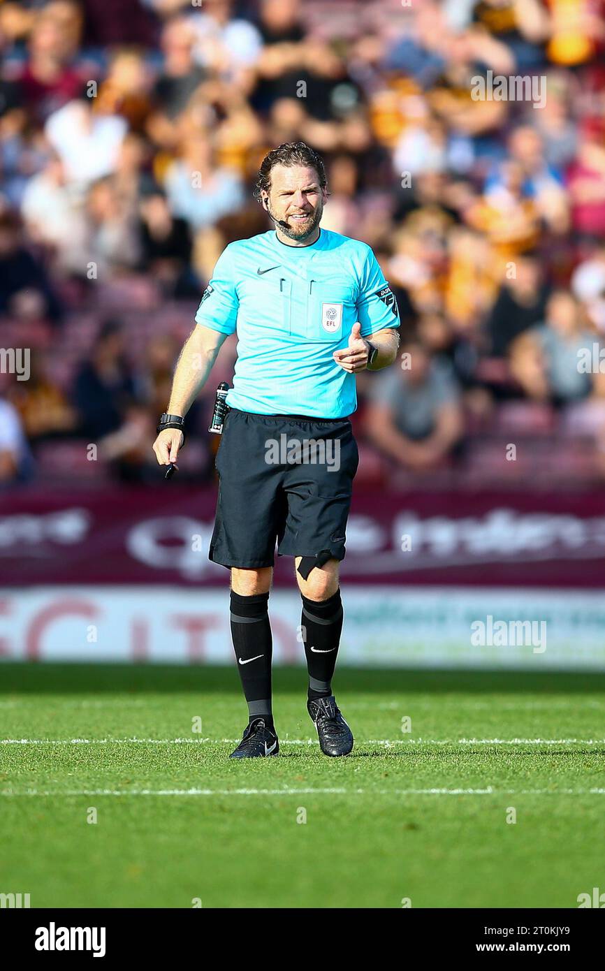 University of Bradford Stadium, Bradford, Inghilterra - 7 ottobre 2023 arbitro Christopher Pollard - durante la partita Bradford City contro Swindon Town, Sky Bet League Two, 2023/24, University of Bradford Stadium, Bradford, Inghilterra - 7 ottobre 2023 crediti: Arthur Haigh/WhiteRosePhotos/Alamy Live News Foto Stock