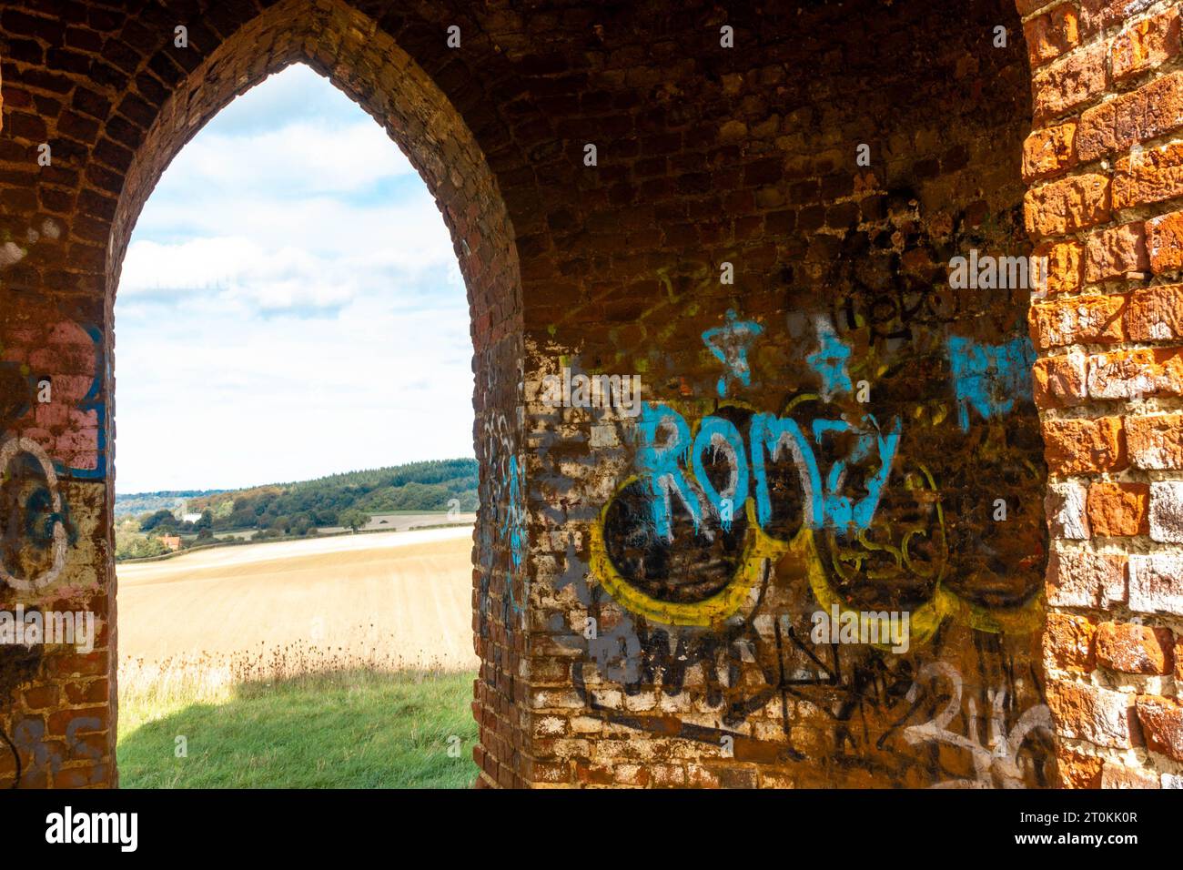 Arco che porta dentro e fuori dal fondo della Folly di Wilder, vandalizzata con graffiti a Reading, Berkshire, Regno Unito Foto Stock